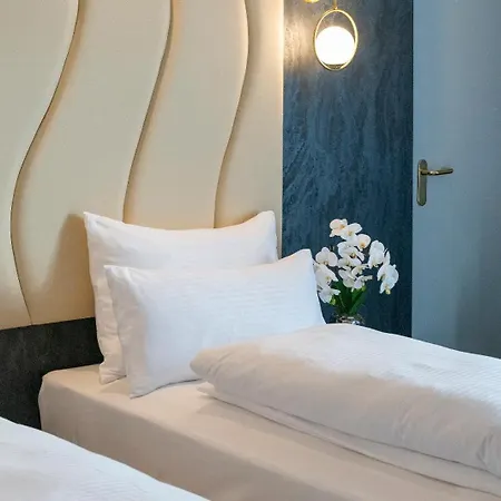 Hotel Plaza Premium Parkhotel 4*
